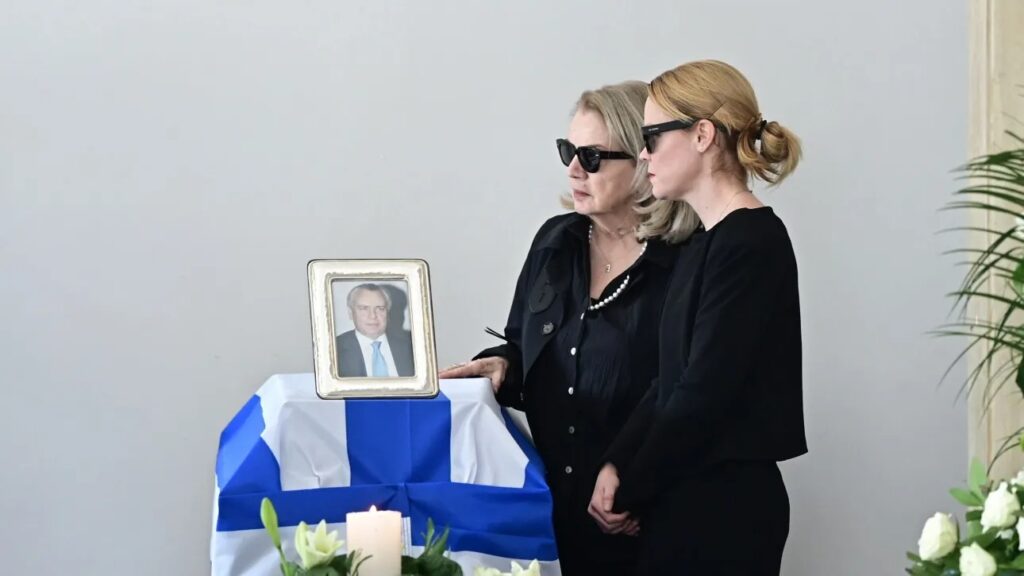 κλίμα-συγκίνησης-στην-κηδεία-του-ανασ-2265720