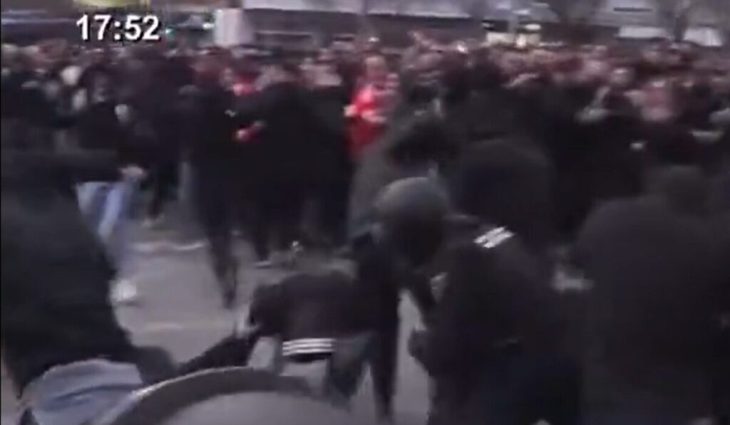 χάος-και-άγριο-ξύλο-έξω-από-το-μπερναμπ-2273459