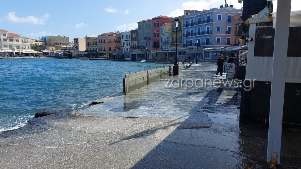 χανιά-τα-κύματα-στο-ενετικό-λιμάνι-έφτ-2268703