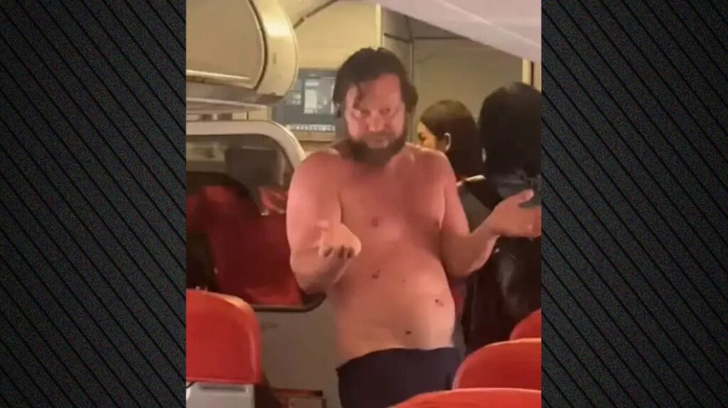 επιβάτης-έβγαλε-τα-ρούχα-του-και-προκά-2258231