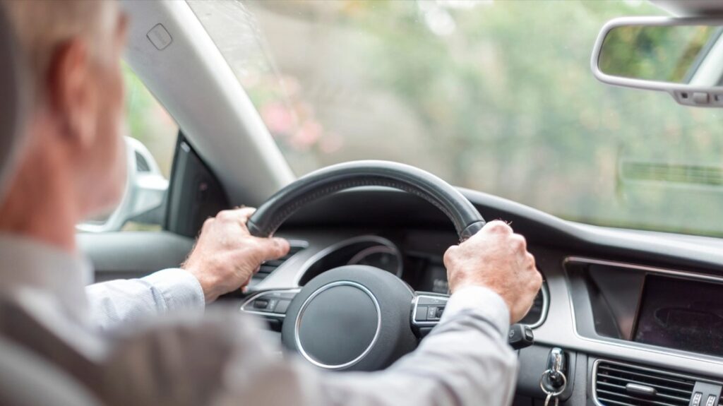 ηλικιωμένος-με-άνοια-στον-βόλο-οδηγού-2261871