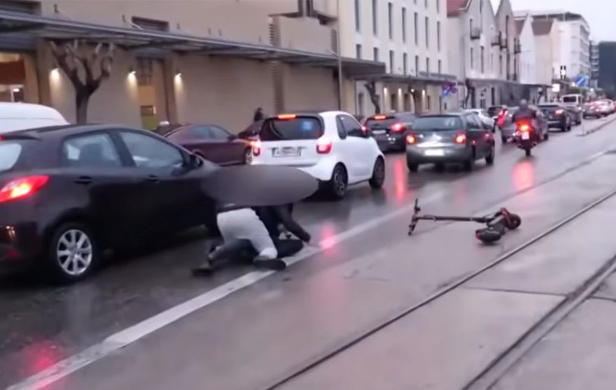 πιτσιρικάδες-στην-πάτρα-έφαγαν-τούμπ-2288399