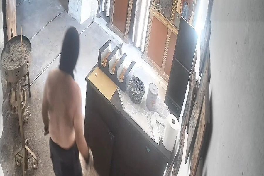 κρήτη-ημίγυμνος-άνδρας-μπούκαρε-σε-εκ-2282235