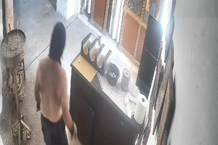 ημίγυμνος-άνδρας-κλέβει-εκκλησία-στο-2282792