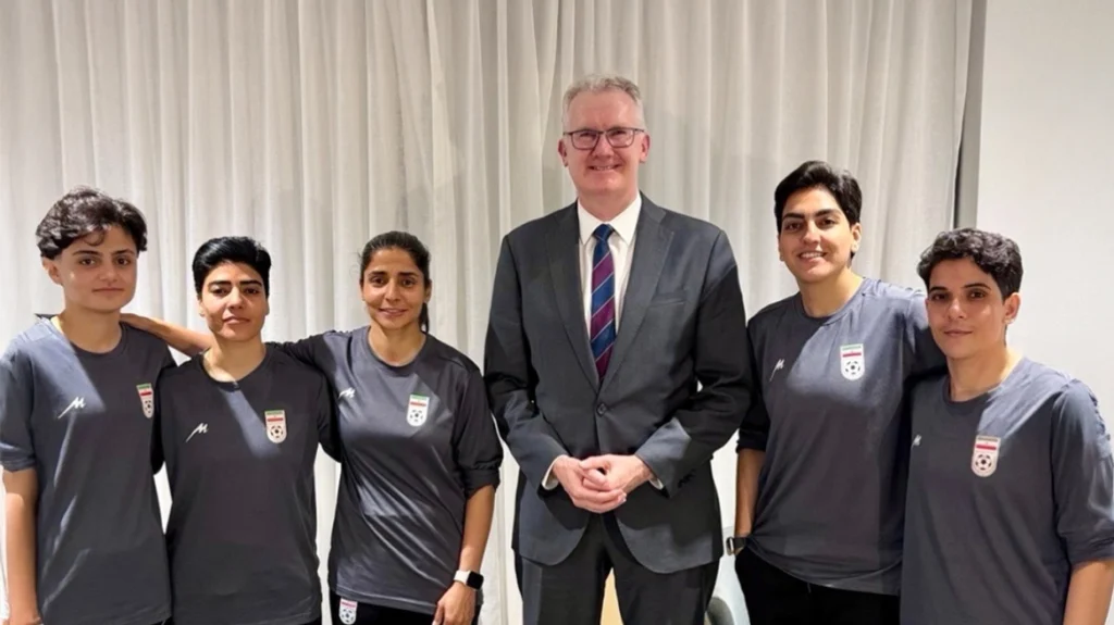 η-μία-μετά-την-άλλη-αρνούνται-το-άσυλο-τ-2285455