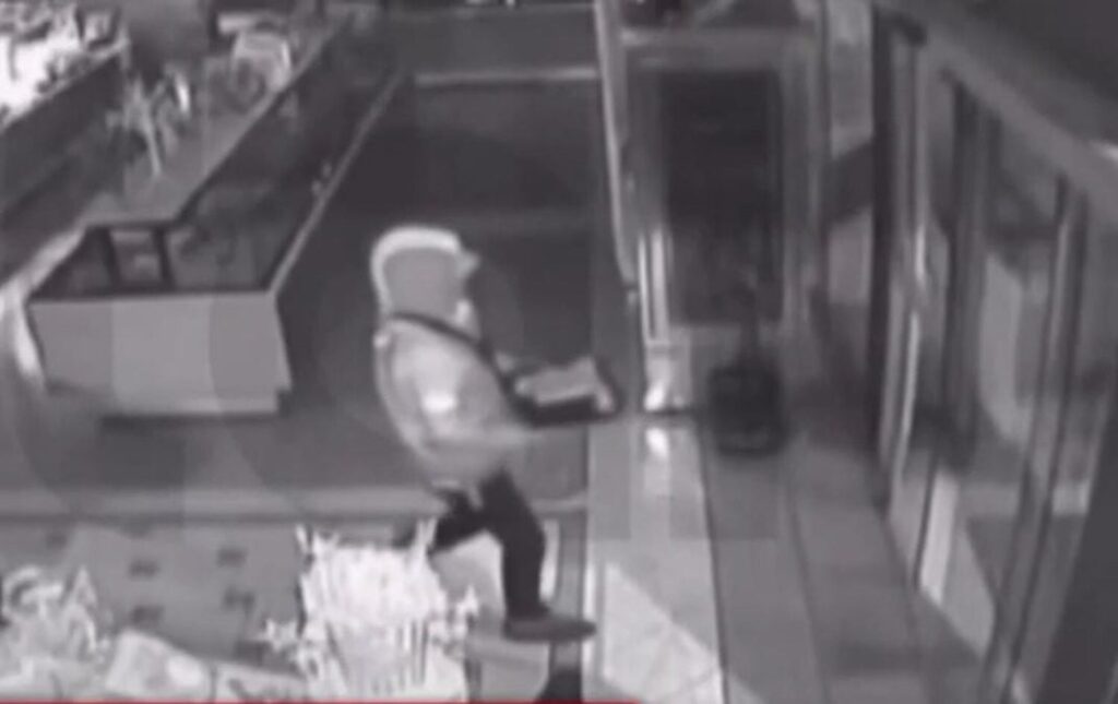 κερατσίνι-διαρρήκτης-άνοιξε-φούρνο-β-2279194