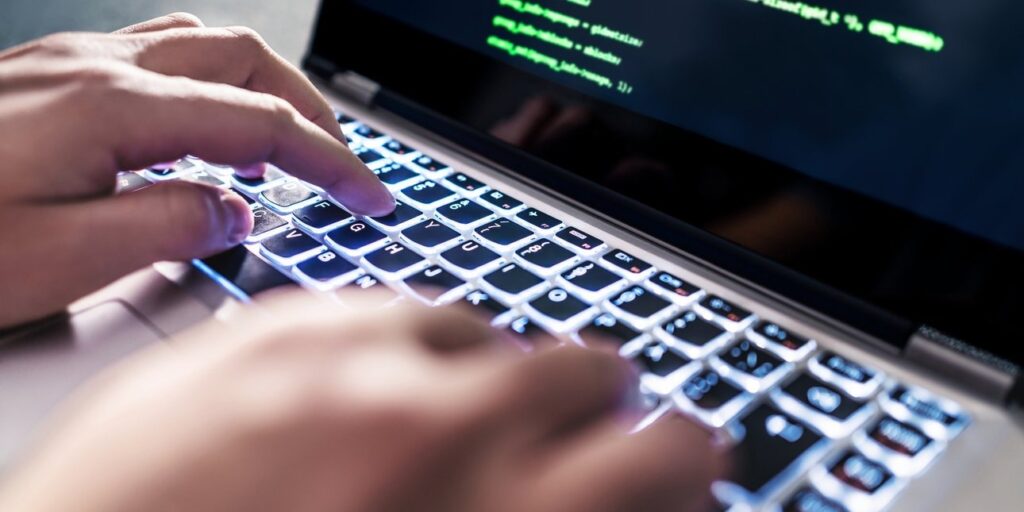 στα-χέρια-της-ελ-ας-ο-επενδυτής-που-ρ-2277598