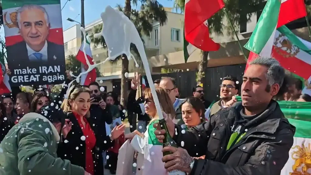 σαμπάνιες-και-μουσική-έξω-από-την-πρεσ-2275923