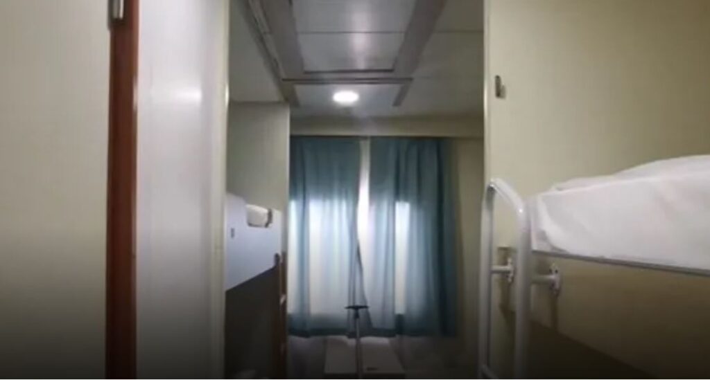 γυμνός-άντρας-μπούκαρε-σε-καμπίνα-μαθ-2292476