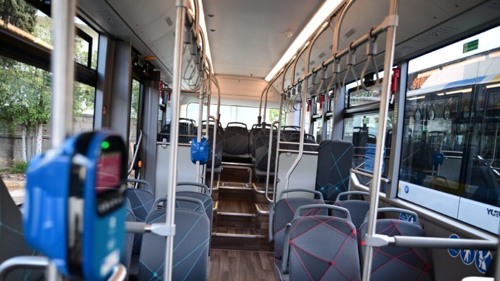 άγρια-επίθεση-μέσα-σε-λεωφορείο-κάρφω-2277243