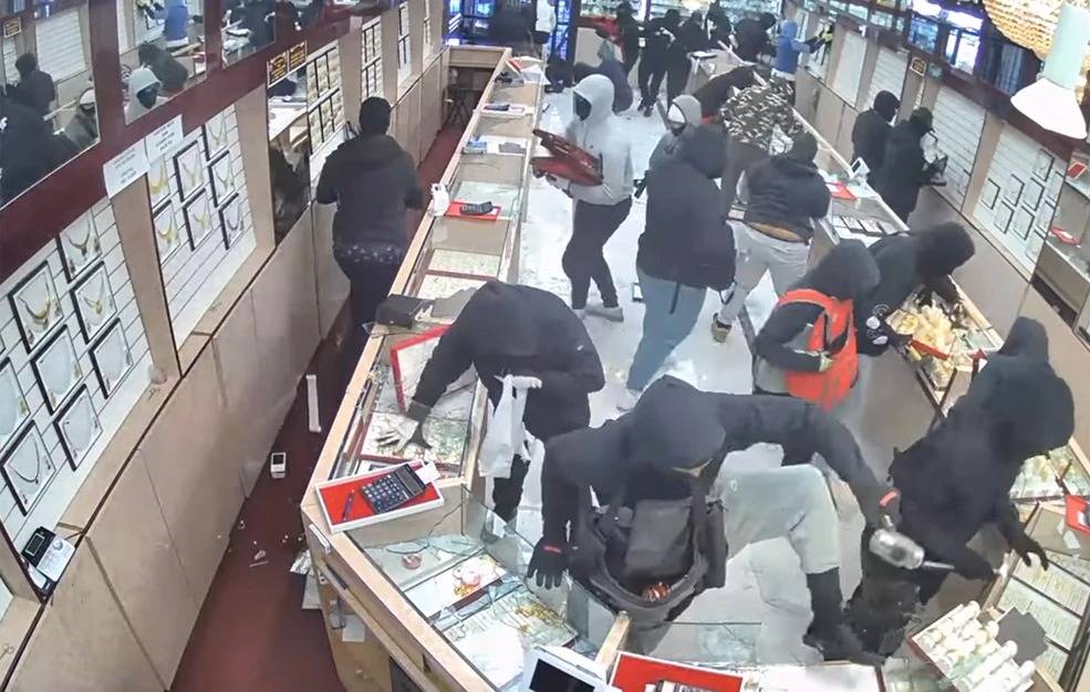 αδιανόητο-βίντεο-με-μασκοφόρους-να-λη-2284519