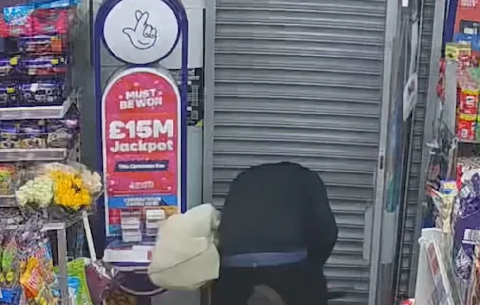 απίστευτο-βίντεο-ληστής-ικετεύει-την-2287793