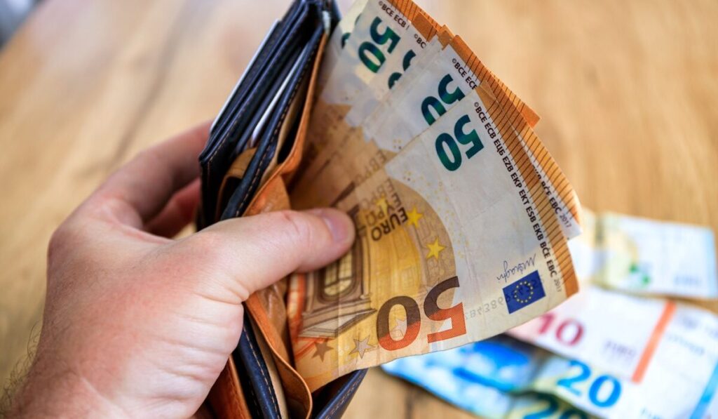 γιατί-αυξάνεται-ο-βασικός-μισθός-κα-2294388