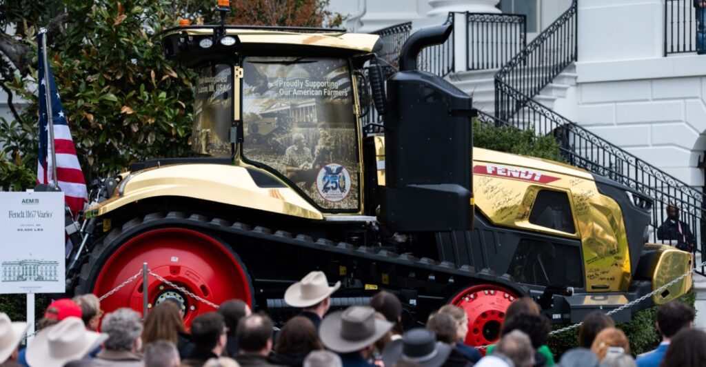 με-ένα-χρυσό-τρακτέρ-στον-λευκό-οίκο-ο-τ-2293537