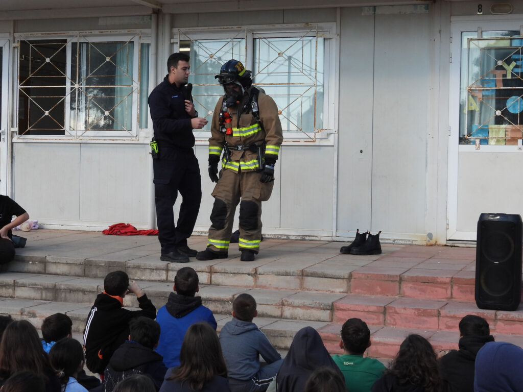 μάθημα-πυρασφάλειας-από-πυροσβέστ-2294774