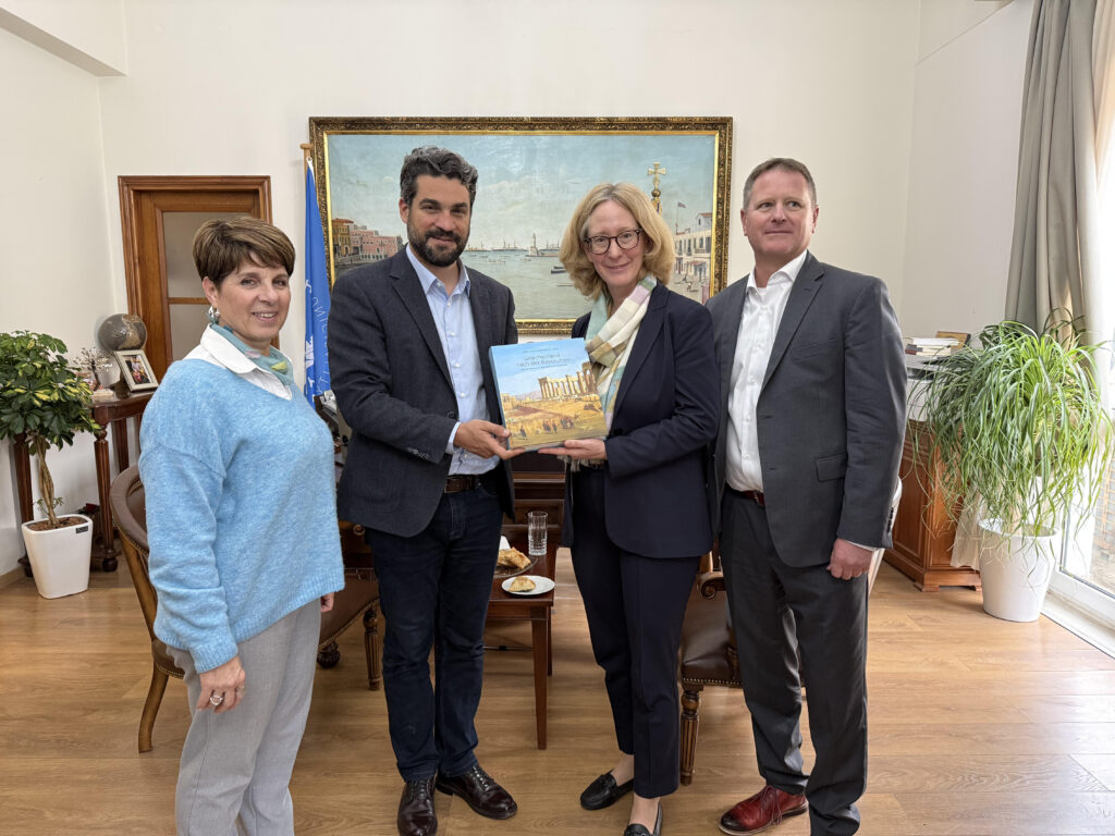 τον-δήμαρχο-χανίων-επισκέφθηκε-η-πρέσ-2287237