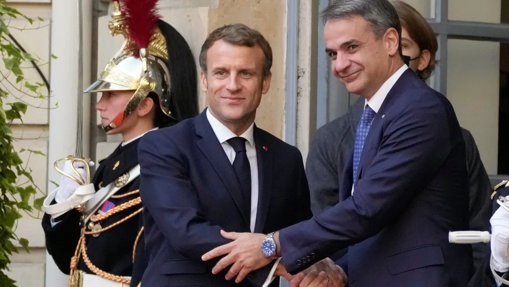 τα-δώρα-του-μακρόν-στον-μητσοτάκη-το-πο-2311410