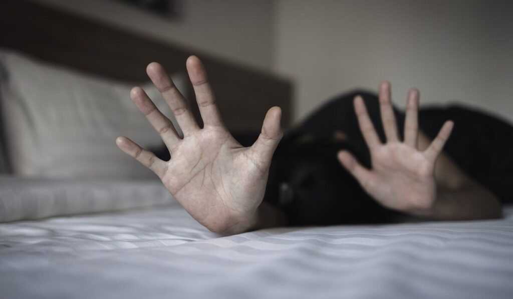 φρίκη-στη-ρόδο-56χρονος-βίαζε-την-κόρη-τ-2307602