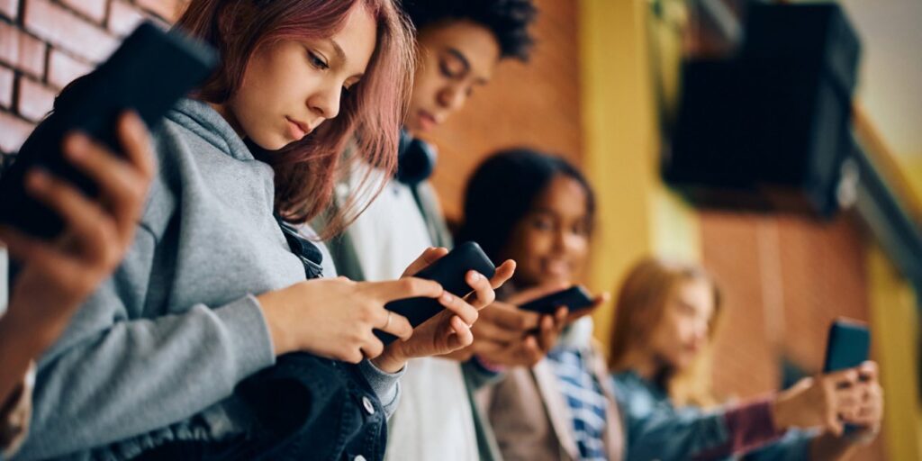 social-media-υπέρ-της-απαγόρευσης-σε-ανήλικους-τ-2301980