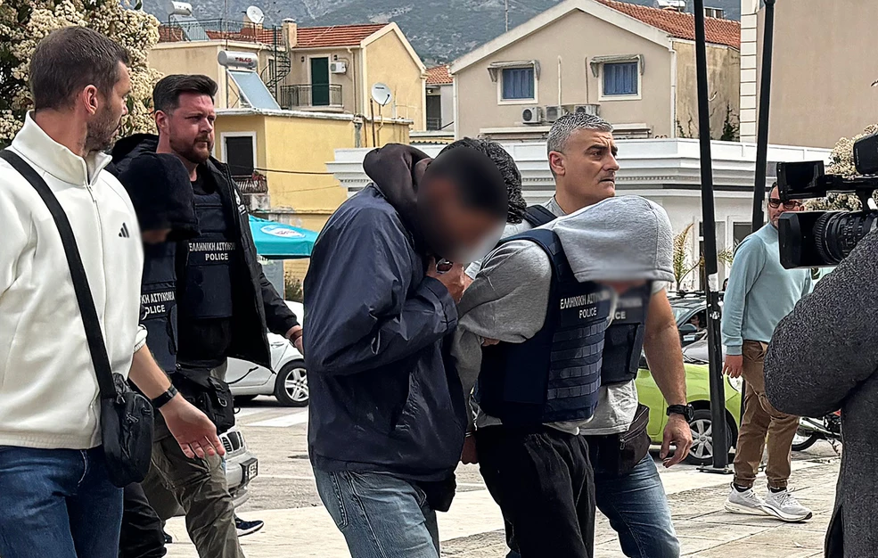 με-σκυμμένα-κεφάλια-στα-δικαστήρια-οι-2305372