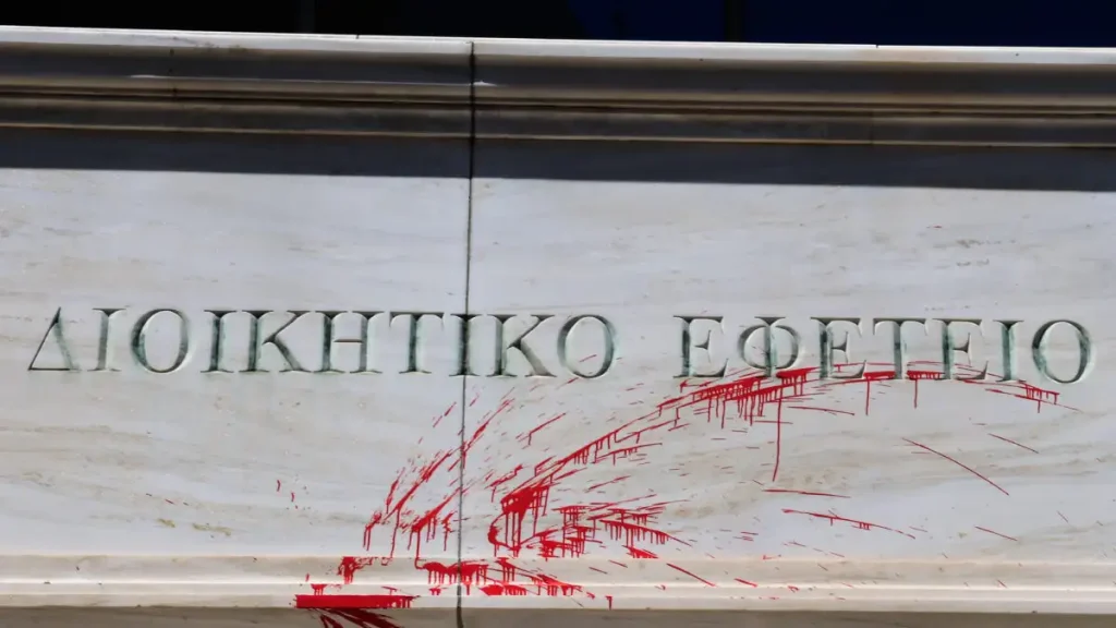 κουκουλοφόροι-έριξαν-κόκκινη-μπογιά-2311590