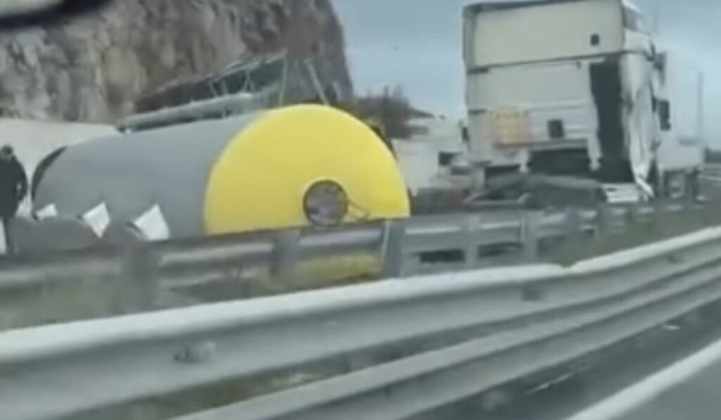 βυτιοφόρο-όχημα-εξετράπη-της-πορείας-2296985