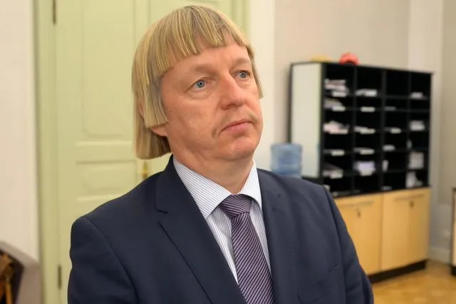 ο-πολιτικός-που-έγινε-viral-με-κούρεμα-playmobile-2308803