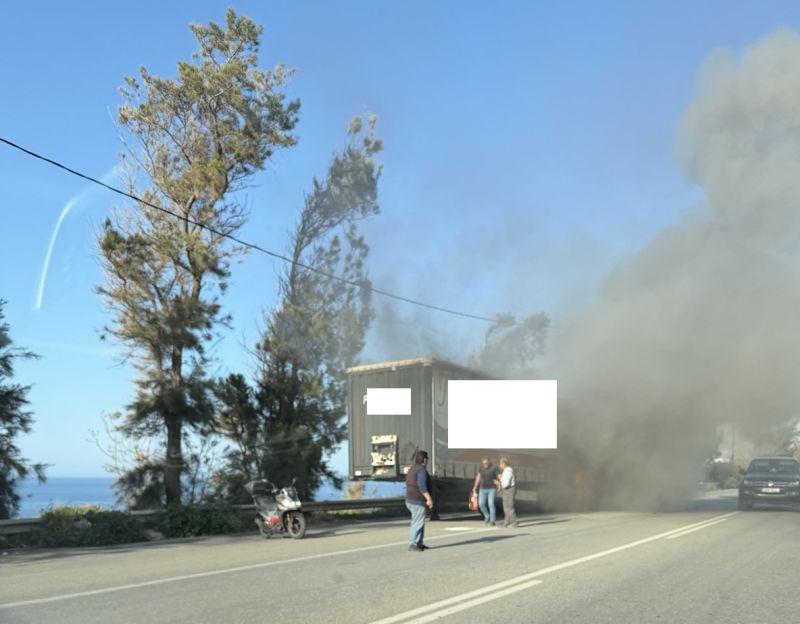 ρέθυμνο-νταλίκα-έπιασε-φωτιά-εν-κινήσ-2308510