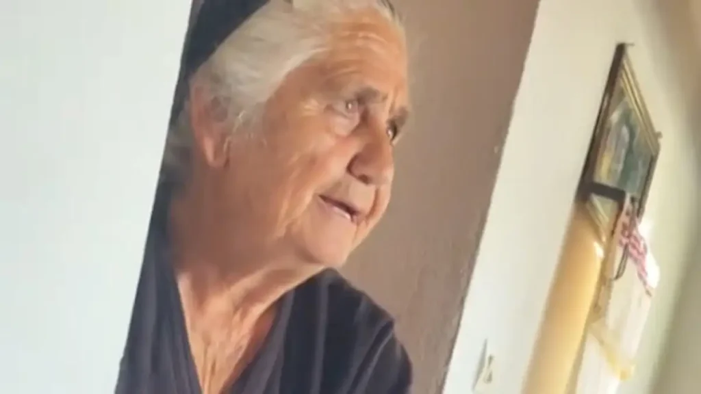 κρητικιά-γιαγιά-προσπαθεί-να-σβήσει-τ-2302916