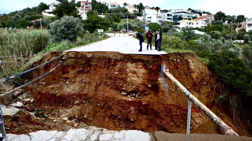 κόπηκε-στη-μέση-δρόμος-ανοίγωντας-τρύ-2296976