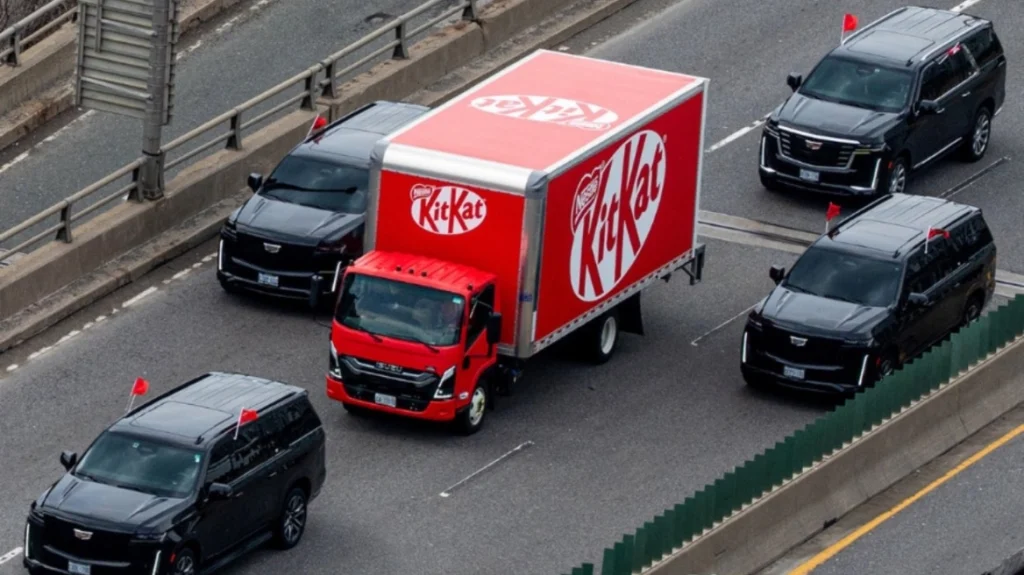 φορτηγό-της-kitkat-εμφανίστηκε-με-vip-συνοδεί-2303454