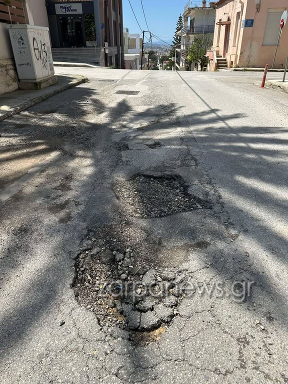Κρήτη: Το «γεφύρι της Άρτας» σε λακκούβα – Την μπάλωσαν στις 5 Απριλίου και... ξαναφύτρωσε!