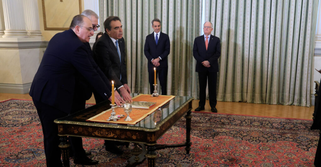 ορκίστηκαν-τα-νέα-μέλη-της-κυβέρνησης-2297949