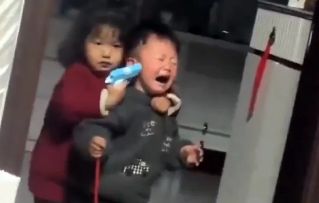 κοριτσάκι-κρατάει-όμηρο-τον-αδελφό-2296014