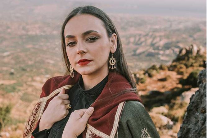 μια-γυναίκα-σε-ψηλό-βουνό-η-κρητικο-2303236