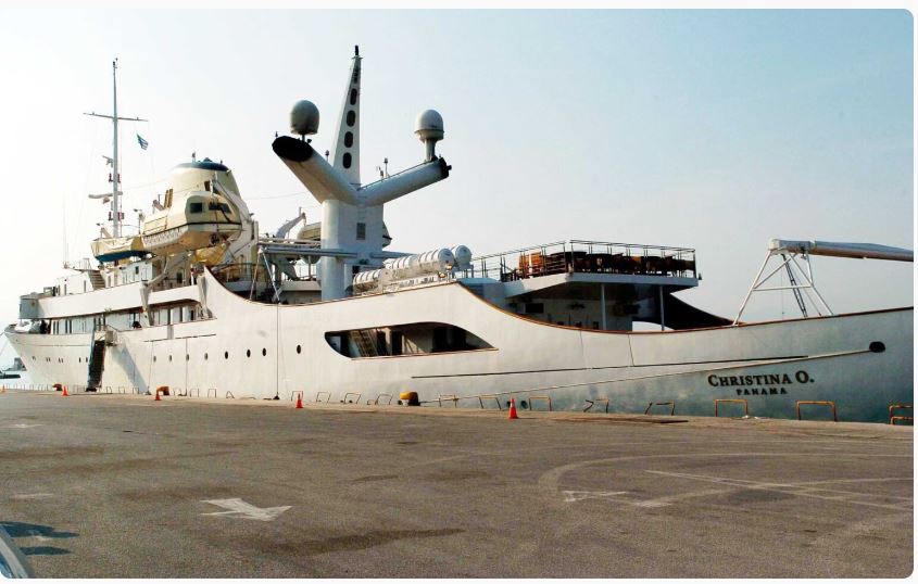 στο-σφυρί-η-θρυλική-θαλαμηγός-christina-ο-2303759