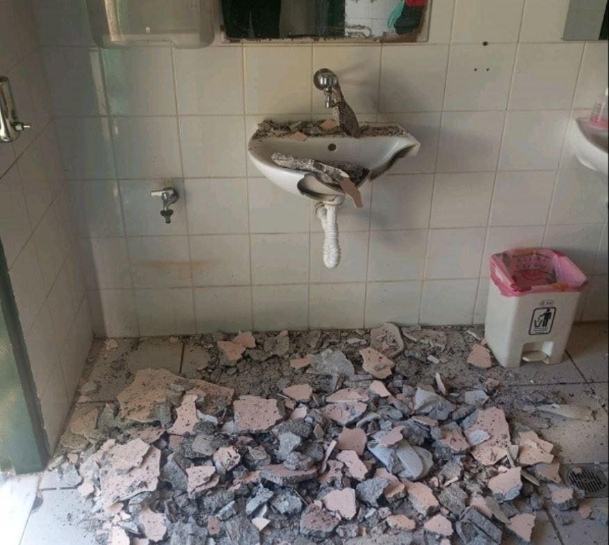 έπεσε-το-ταβάνι-στις-τουαλέτες-δημοτι-2308366