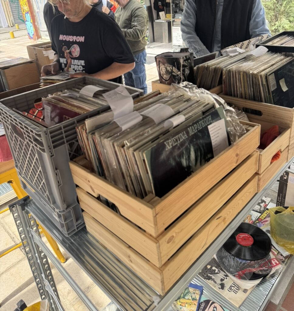 βρήκαν-βινύλια-θησαυρούς-και-χόρεψ-2306102