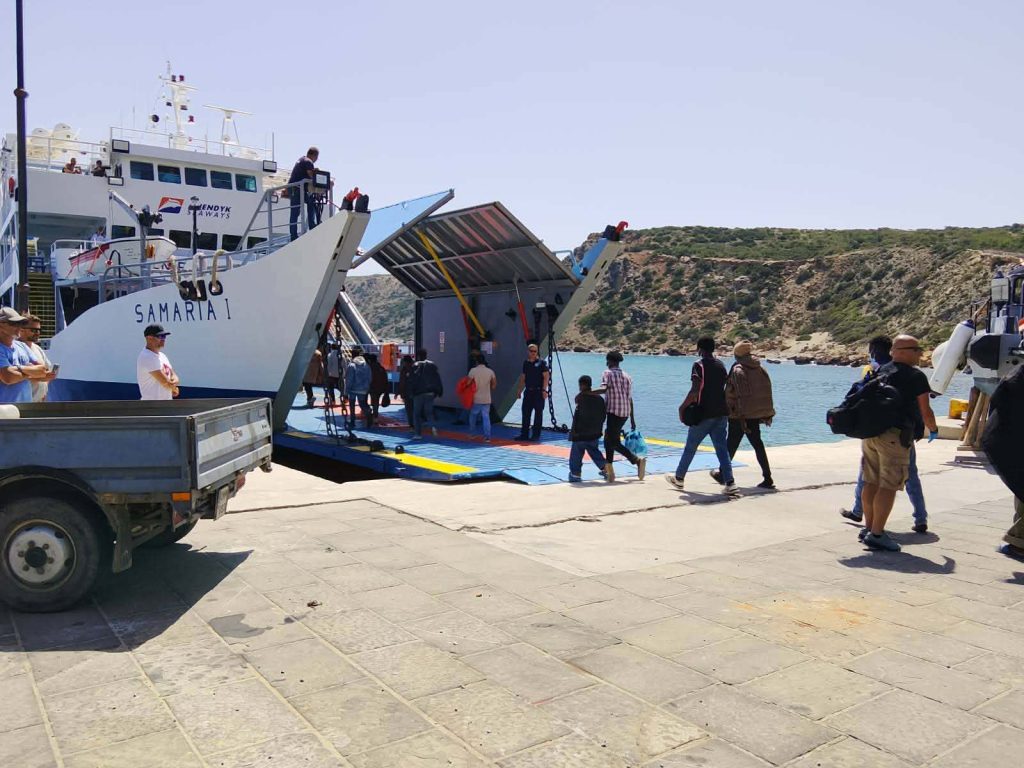 σαράντα-πρόσφυγες-και-μετανάστες-στη-2320171
