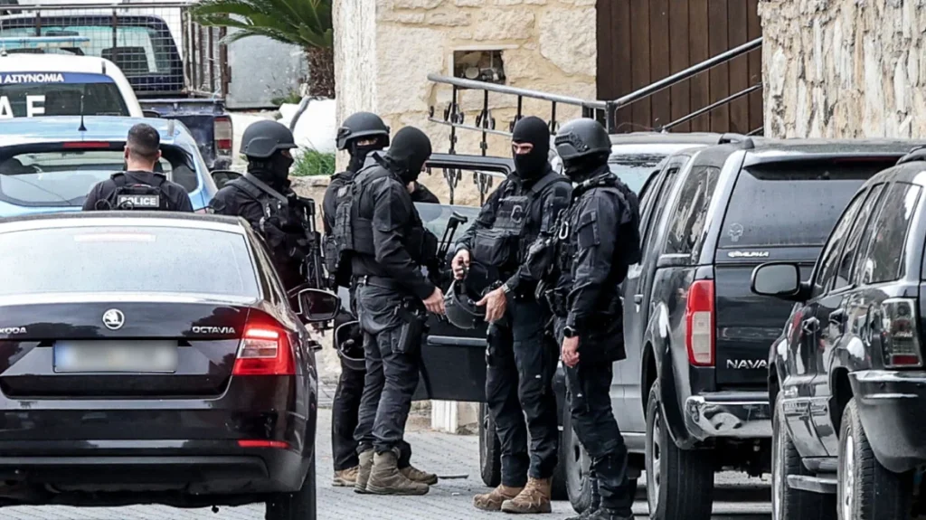 είχαν-τα-μετρητά-σε-τάπερ-φαγητού-η-ε-2328351