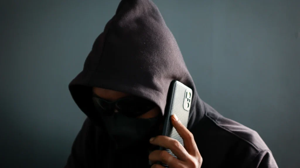 απατεώνες-έπεισαν-ανήλικο-να-παραδώσ-2398979