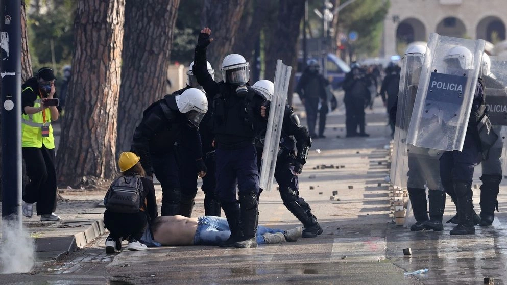 χάος-στην-αλβανία-η-αστυνομία-ρίχνει-π-2426826